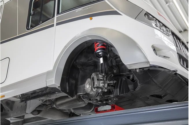 AL-KO ACS Comfort Suspension gemonteerd op de vooras van een camper