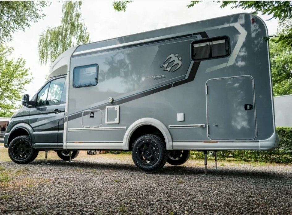 Camper met uitgeklapte hydraulische steunpoten van het AL-KO VT levelsysteem