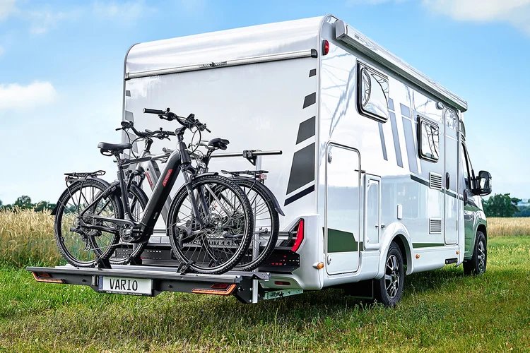 AL-KO VT Vario achterdrager met fietsen, gemonteerd op een camper