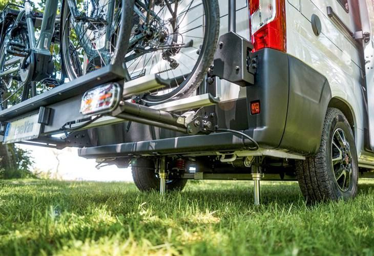 E&P LevelVan hydraulisch levelsysteem gemonteerd op een buscamper
