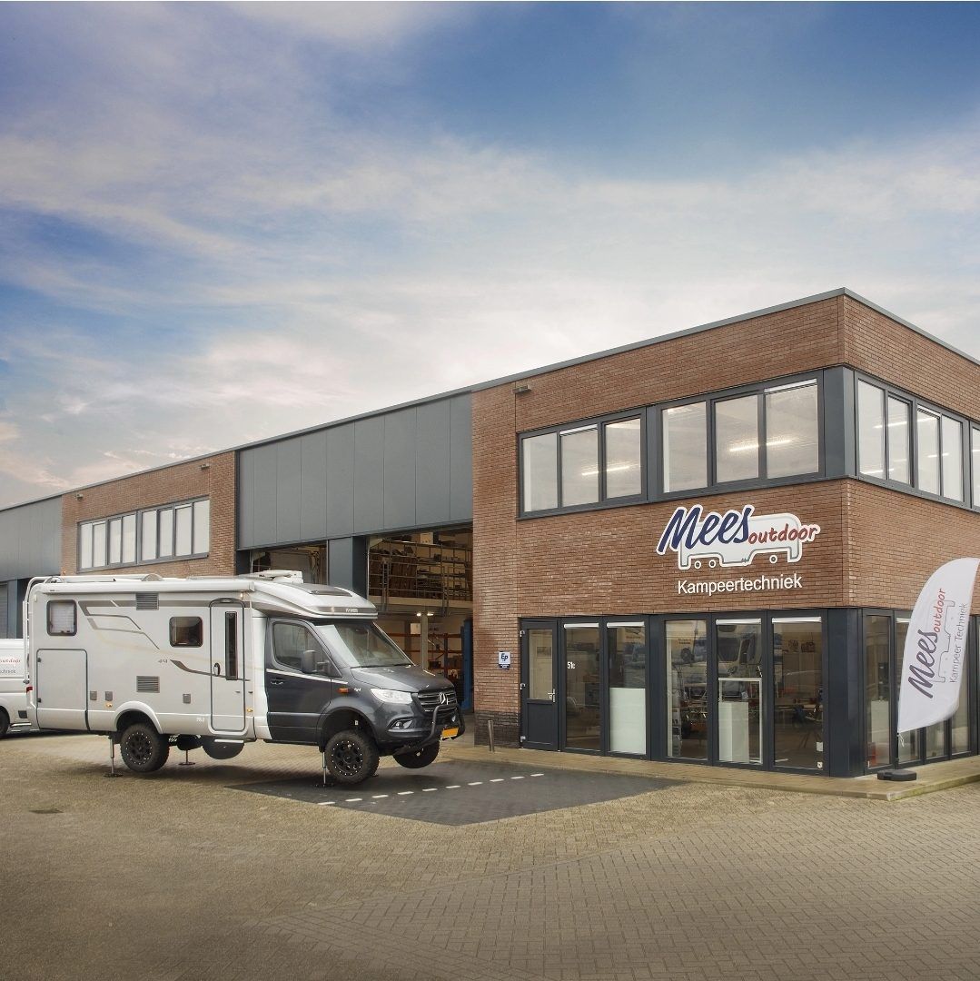 Bedrijfspand van Mees Outdoor Kampeertechniek in Mijdrecht met camper op luchtvering