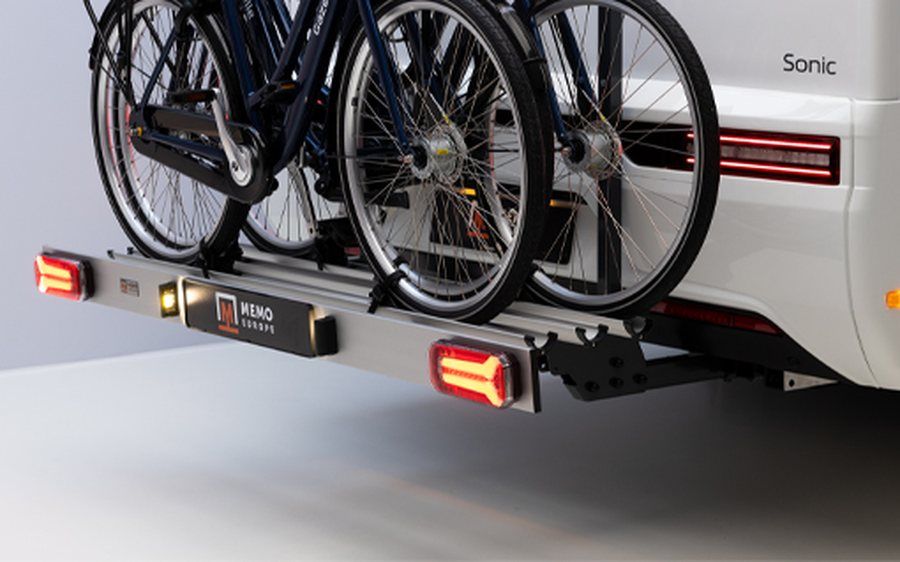 Fietsendrager met twee fietsen op camper