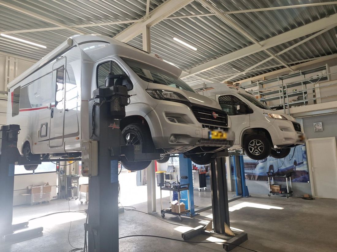 Campers op de brug in de werkplaats van Mees Outdoor in Mijdrecht
