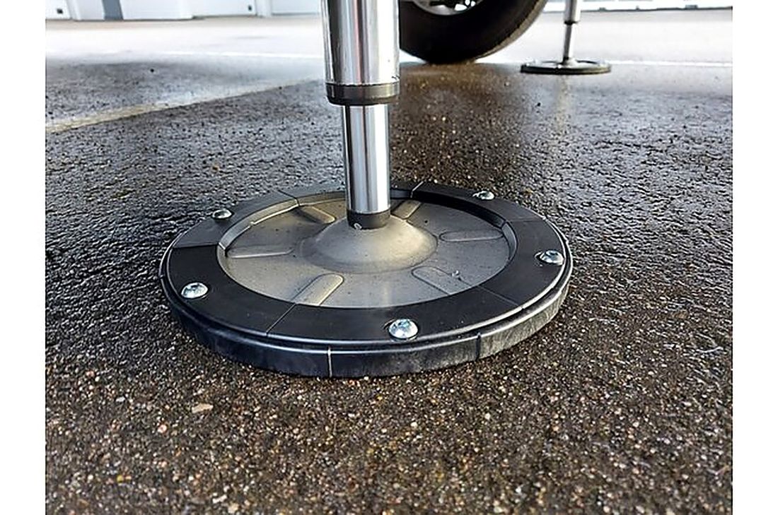 Footplatecover gemonteerd onder steunpoot op straat
