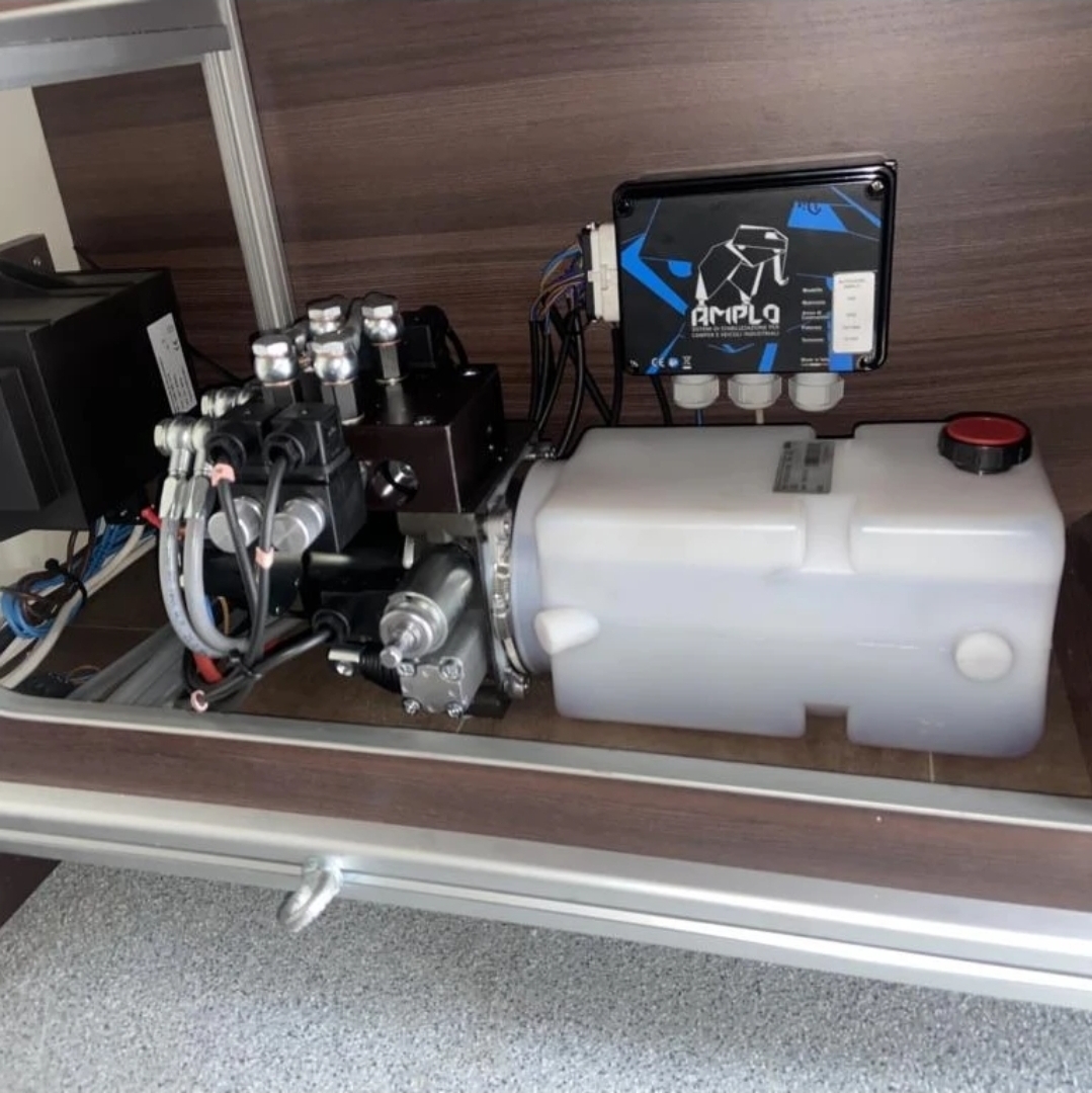 Amplo hydraulische pomp (Power Unit) met reservoir, gemonteerd in de garage van een camper