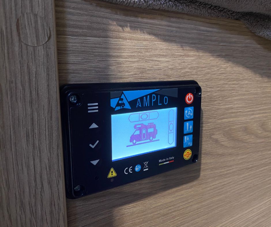 Amplo Level System bedieningspaneel gemonteerd in een camper