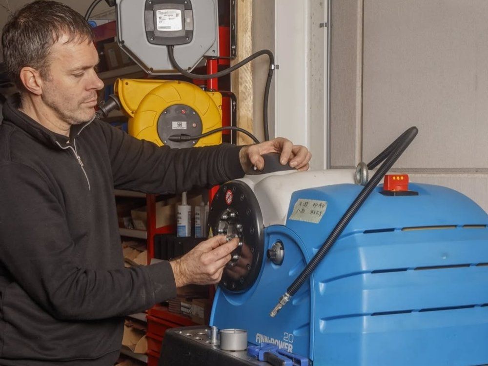 Sander aan het werk in de werkplaats van Mees Outdoor, onderhoud aan een E&P hydraulisch systeem