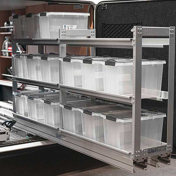 Wein schuifsysteem met opbergboxen in camper garage