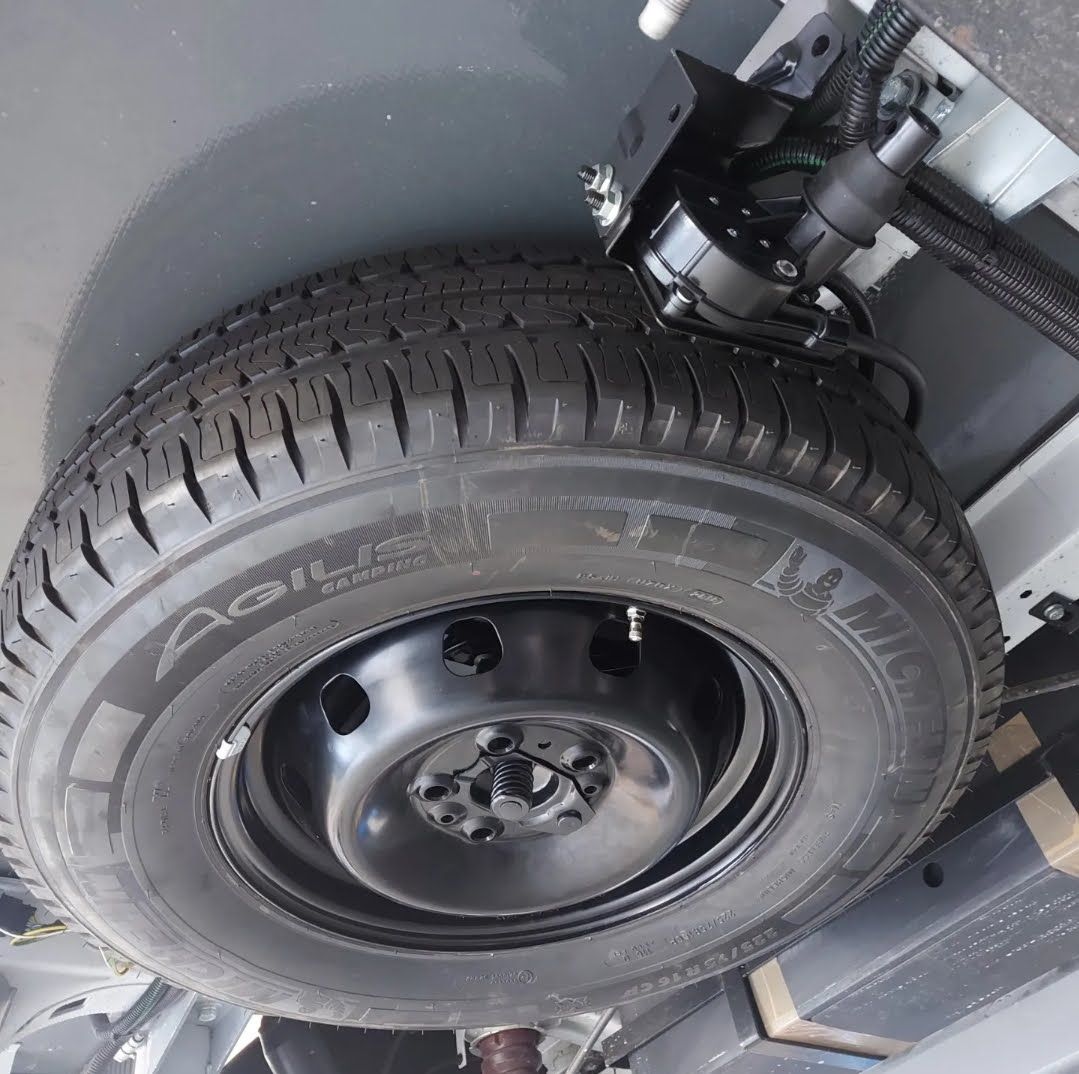 Reservewielhouder onder camperchassis