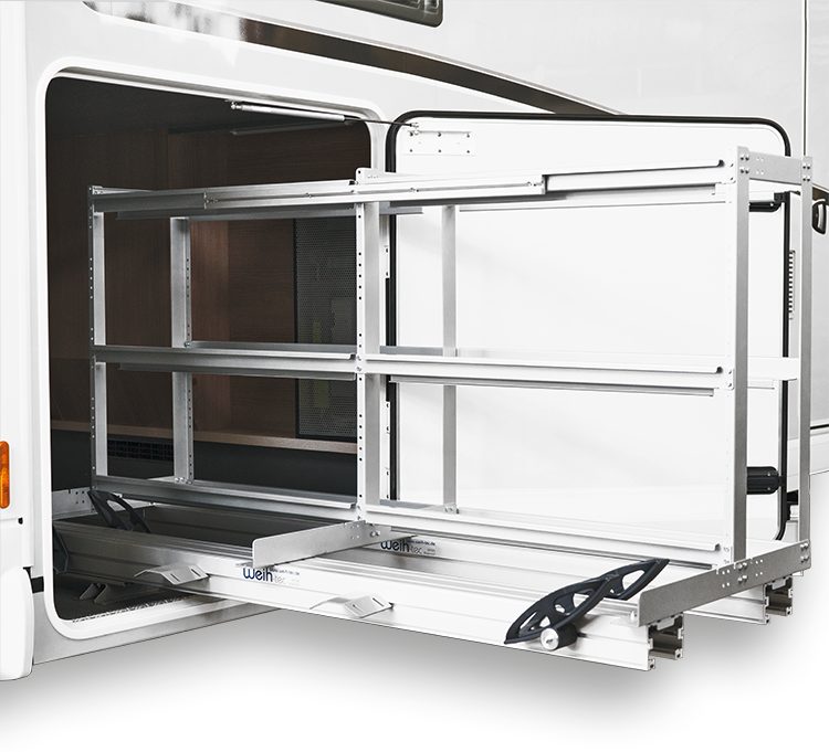 Weih-Tec garagesysteem met opbergrek en fietsendrager, uitgeschoven uit de garage van een camper