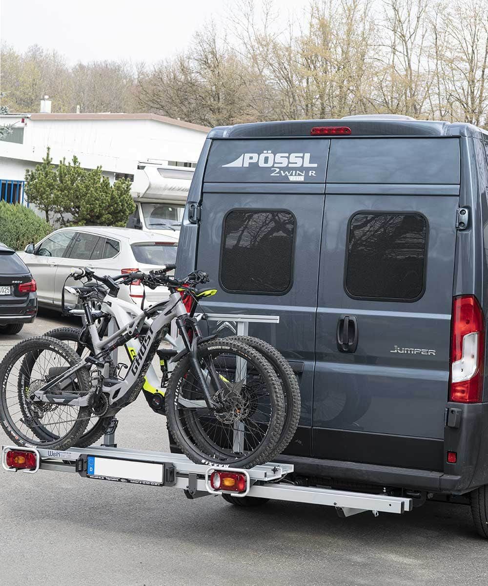 Schuifbare Weih-Tec fietsendrager met e-bikes op een buscamper